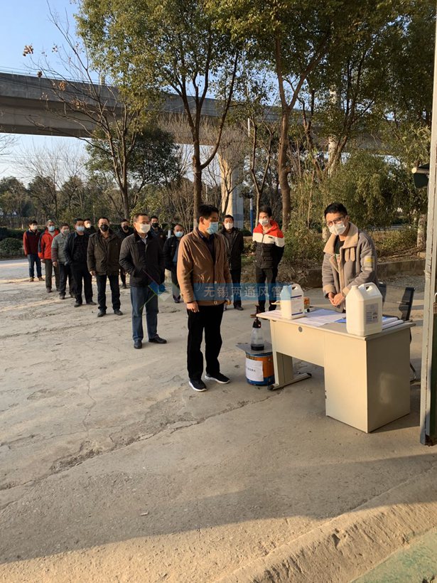 两通公司疫情期间各个角落进行消毒配图