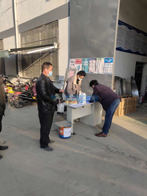 两通公司疫情期间各个角落进行消毒配图